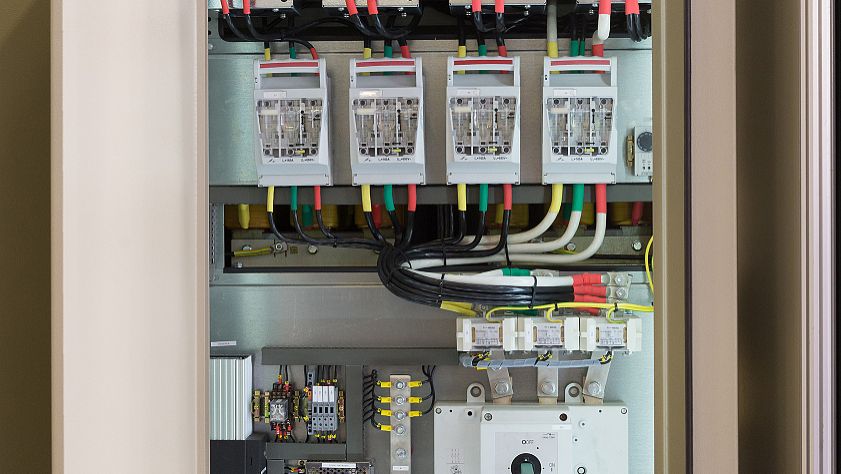 配電柜內(nèi)不應(yīng)裝設(shè)什么？