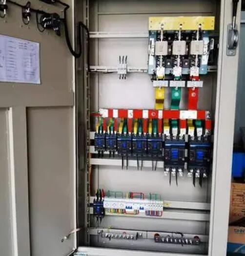  總配電柜內(nèi)部配置有什么？